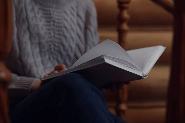 Kvinna Läser Bok Trappor Hemma Närbild — Stockfoto