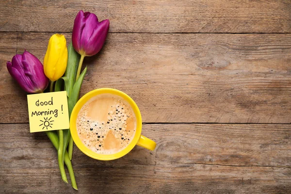 Heerlijke Koffie Bloemen Kaart Met Good Morning Wens Houten Tafel — Stockfoto