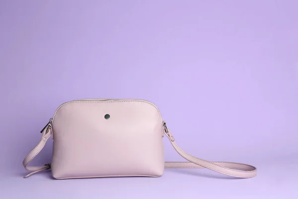 Bolsa Mulher Elegante Elegante Fundo Lilás — Fotografia de Stock