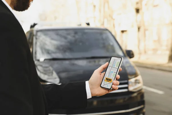 Empresario Pidiendo Taxi Con Teléfono Inteligente Calle Ciudad Primer Plano — Foto de Stock