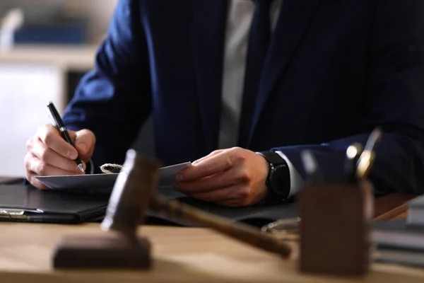 Manlig Advokat Som Arbetar Vid Bordet Kontoret Närbild — Stockfoto