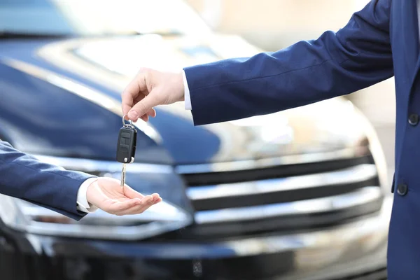 Försäljare Ger Nyckeln Till Kunden Modern Bilhandlare Närbild Köpa Bil — Stockfoto