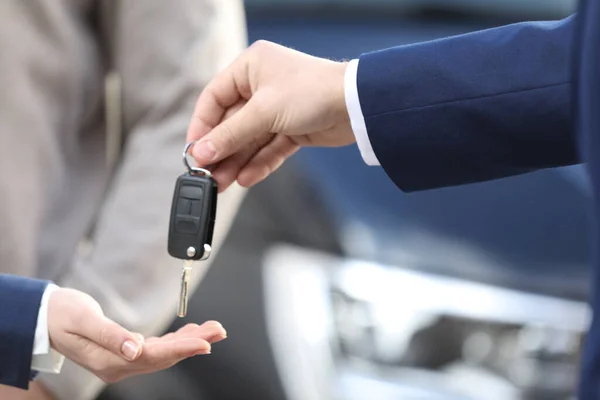 Salesforceは 最新の自動車販売代理店の顧客に鍵を提供しています 新車を買う — ストック写真
