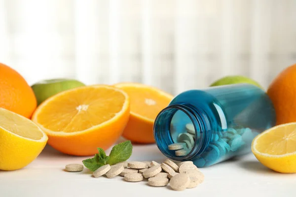 Botella Con Píldoras Vitamínicas Naranja Sobre Mesa Madera Blanca —  Fotos de Stock