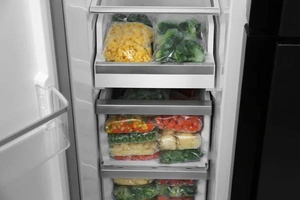 Buzdolabında Farklı Donmuş Sebzeler Olan Plastik Poşetler — Stok fotoğraf
