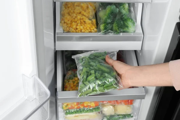 Mujer Tomando Bolsa Plástico Con Frijoles Verdes Congelados Del Refrigerador — Foto de Stock