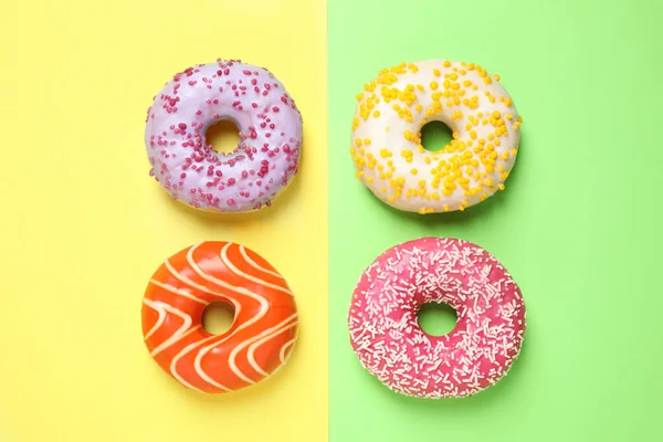 Deliciosos Donuts Envidraçados Sobre Fundo Cor Flat Lay — Fotografia de Stock