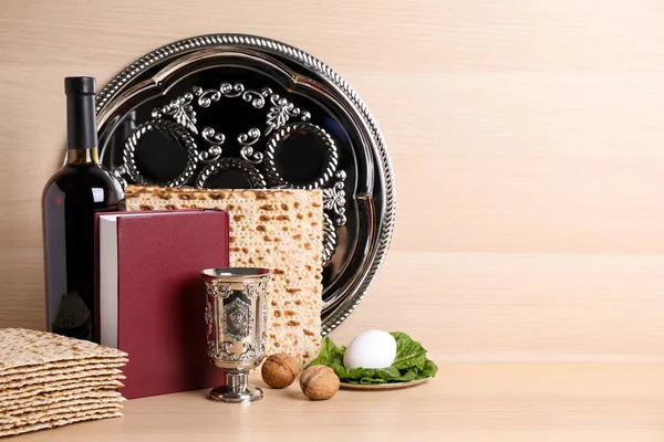 Symbolische Pesach Pesach Seder Items Houten Tafel Ruimte Voor Tekst — Stockfoto