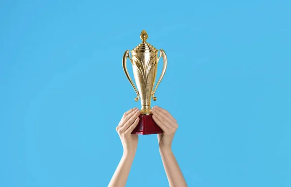 Frau Mit Goldenem Pokal Auf Hellblauem Hintergrund Nahaufnahme — Stockfoto