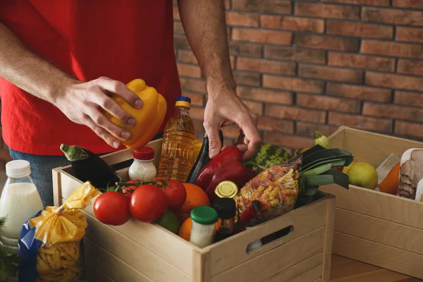 Man Met Verse Producten Aan Tafel Binnen Close Voedselbezorgservice — Stockfoto