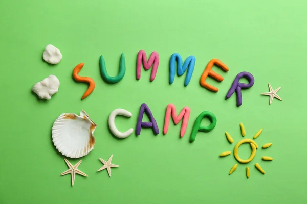 Flache Lagekomposition Mit Phrase Summer Camp Aus Modelliermasse Auf Grünem — Stockfoto