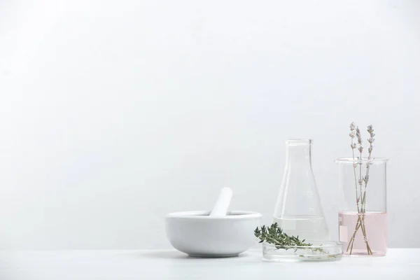 Ingredientes Para Productos Cosméticos Base Hierbas Cristalería Laboratorio Mesa Blanca —  Fotos de Stock