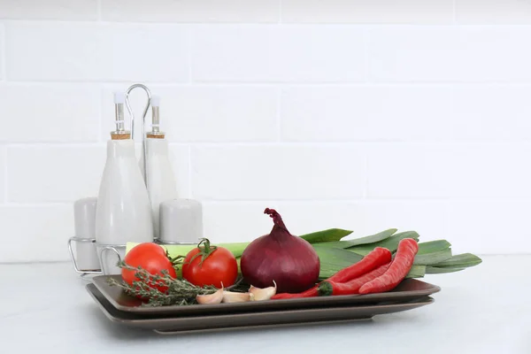 Świeże Warzywa Białym Blat Kuchni — Zdjęcie stockowe