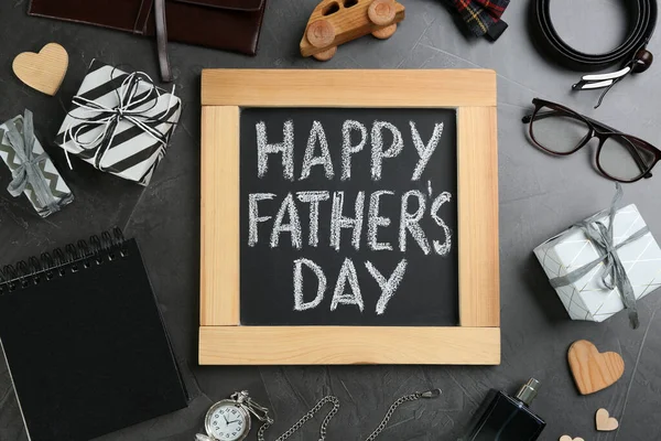 Krijtbord Met Zin Happy Father Day Mannelijke Accessoires Stenen Achtergrond — Stockfoto