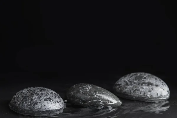 黒い背景に水の中の石 テキストのためのスペース 禅の生活 — ストック写真