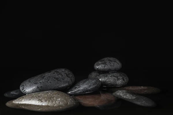 Pedras Água Sobre Fundo Preto Espaço Para Texto Estilo Vida — Fotografia de Stock