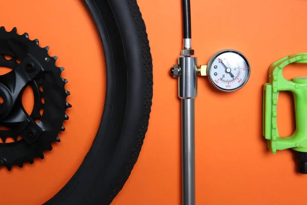 Set Diferentes Piezas Bicicleta Manómetro Sobre Fondo Naranja Plano — Foto de Stock