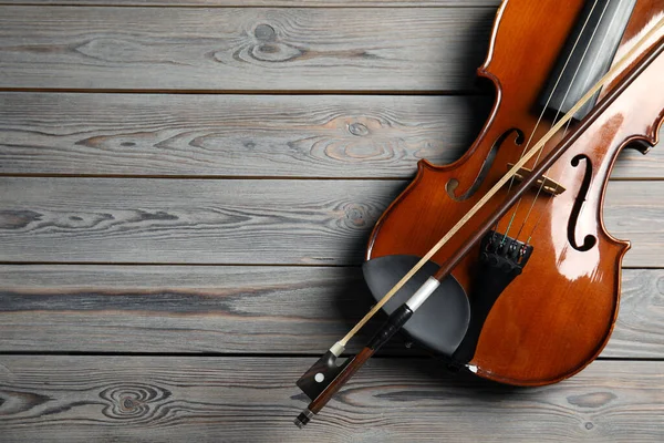 Clásico Violín Arco Sobre Fondo Madera Vista Superior Espacio Para — Foto de Stock