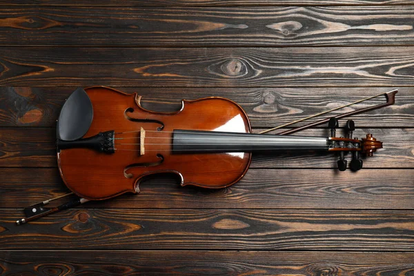 木制背景的古典小提琴和弓箭 顶视图 — 图库照片