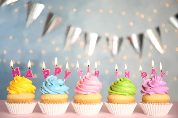 Cupcakes Aniversário Com Velas Chamas Mesa Rosa — Fotografia de Stock