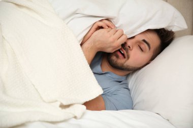 Evdeki hasta genç adam. Grip virüsü