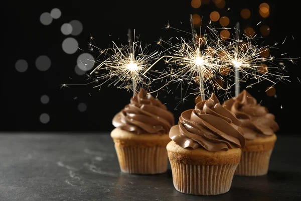 Cupcakes Cumpleaños Con Bengalas Mesa Sobre Fondo Oscuro Espacio Para —  Fotos de Stock