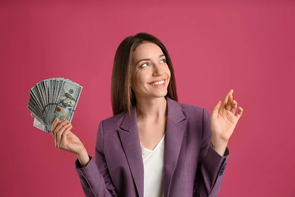 Glückliche Junge Frau Mit Bargeld Auf Rosa Hintergrund — Stockfoto