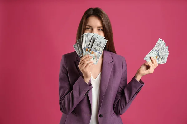 Junge Frau Mit Bargeld Auf Rosa Hintergrund — Stockfoto