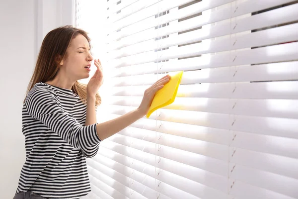 Молодая Женщина Страдает Аллергии Пыль Время Уборки Окна Жалюзи Доме — стоковое фото
