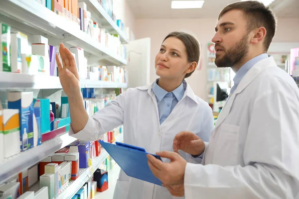 Farmacéuticos Profesionales Cerca Estantes Farmacia Moderna —  Fotos de Stock