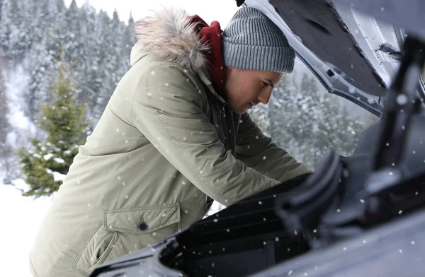 Uomo Stressato Vicino Rotto Auto All Aperto Giorno Inverno — Foto Stock