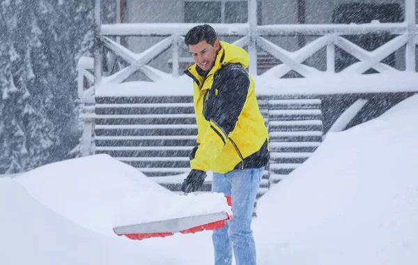 Uomo Pulizia Neve Con Pala Vicino Casa — Foto Stock