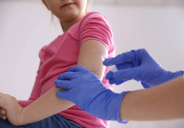 Menina Recebendo Vacinação Varicela Clínica Close Prevenção Vírus Varicela — Fotografia de Stock