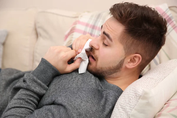 Joven Enfermo Estornudando Casa Virus Gripe —  Fotos de Stock