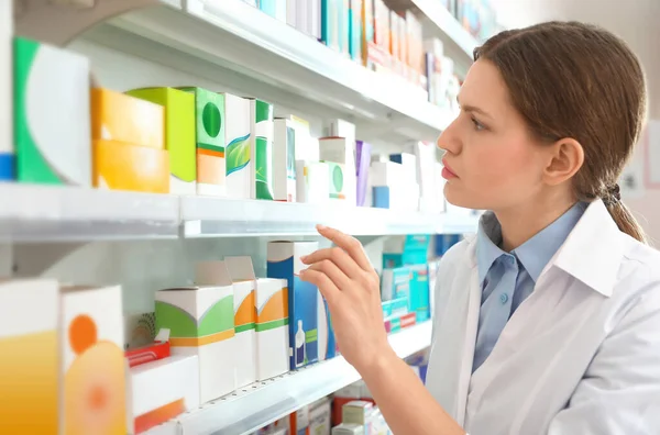 Farmacêutico Profissional Perto Prateleiras Farmácia Moderna — Fotografia de Stock