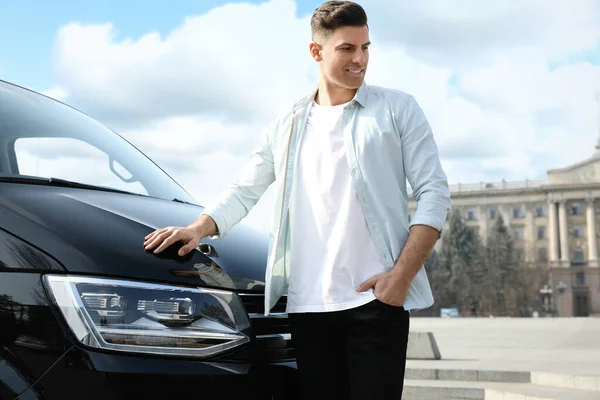 Schöner Mann Der Nähe Moderner Autos Auf Der Stadtstraße — Stockfoto