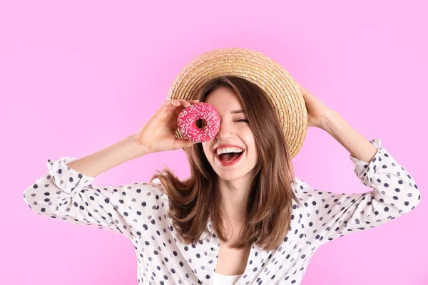 Belle Jeune Femme Portant Chapeau Élégant Avec Beignet Sur Fond — Photo