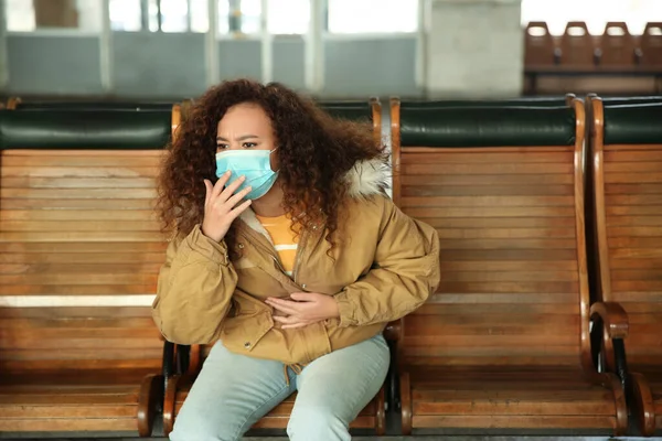 使い捨てマスクを屋内でアフリカ系アメリカ人女性 ウイルス対策 — ストック写真