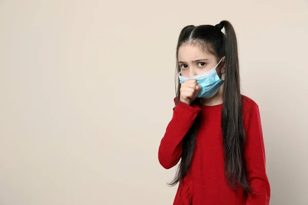 Liten Flicka Medicinsk Mask Beige Bakgrund Utrymme För Text Skydd — Stockfoto
