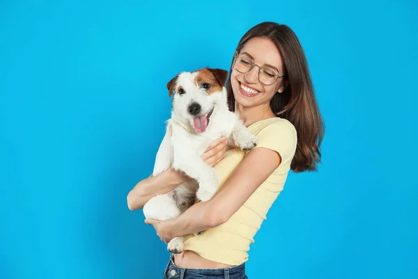 Jonge Vrouw Met Haar Schattige Jack Russell Terrier Lichtblauwe Achtergrond — Stockfoto