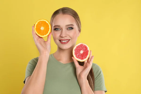 Jonge Vrouw Met Gesneden Sinaasappel Grapefruit Gele Achtergrond Vitaminerijk Voedsel — Stockfoto