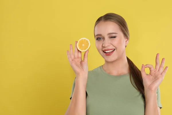 Jonge Vrouw Met Gesneden Citroen Gele Achtergrond Ruimte Voor Tekst — Stockfoto
