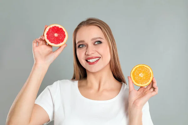 Jonge Vrouw Met Gesneden Sinaasappel Grapefruit Grijze Achtergrond Vitaminerijk Voedsel — Stockfoto