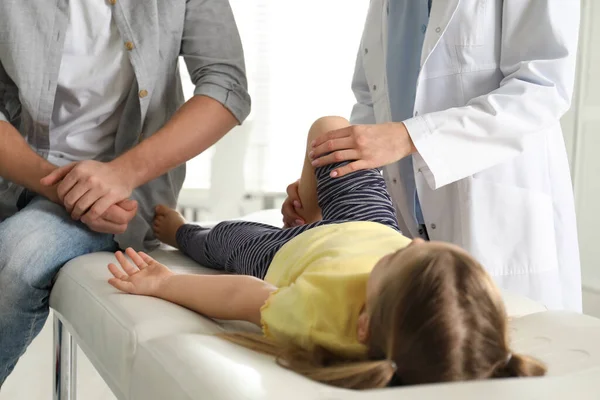 Ortopedista Profesional Examinando Pierna Del Pequeño Paciente Clínica — Foto de Stock