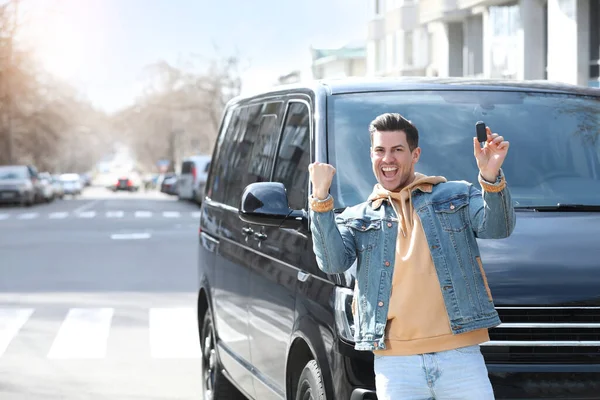 Homem Excitado Com Chave Perto Carro Rua Cidade Compra Automóveis — Fotografia de Stock