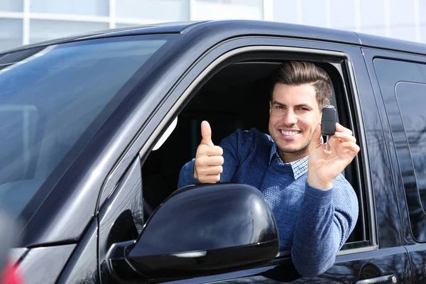 Mężczyzna Kluczem Siedzi Samochodzie Zewnątrz Zakup Nowego Samochodu — Zdjęcie stockowe
