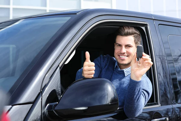 Homme Avec Clé Assis Dans Voiture Extérieur Acheter Une Nouvelle — Photo