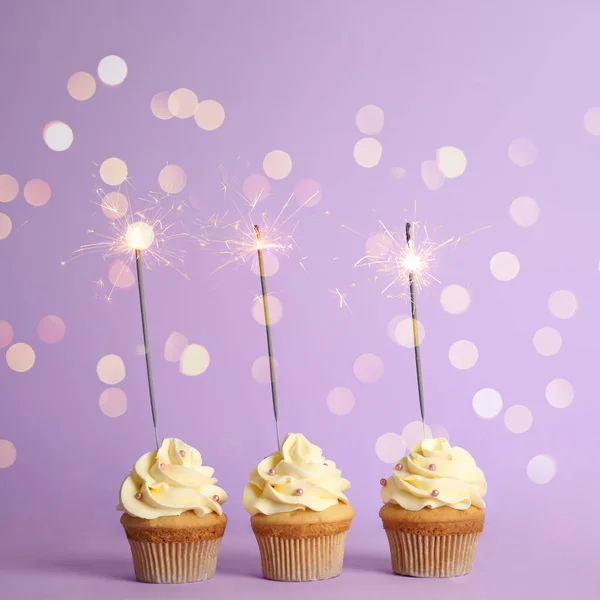 Magdalenas Cumpleaños Con Bengalas Sobre Fondo Violeta —  Fotos de Stock