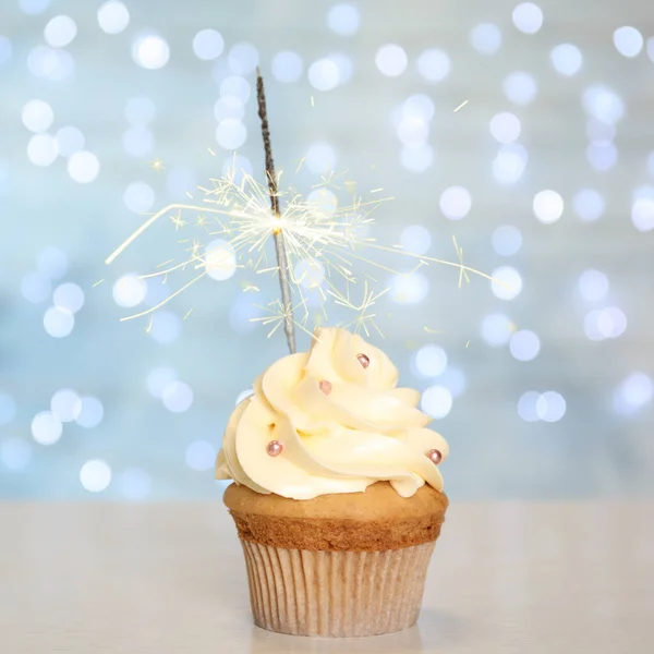 Cupcake Compleanno Con Sparkler Sul Tavolo Contro Luci Sfocate — Foto Stock