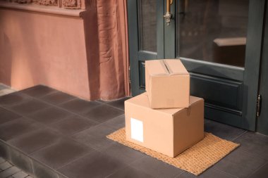 Girişteki paspasın üzerine paket teslim edilmiş. Metin için boşluk